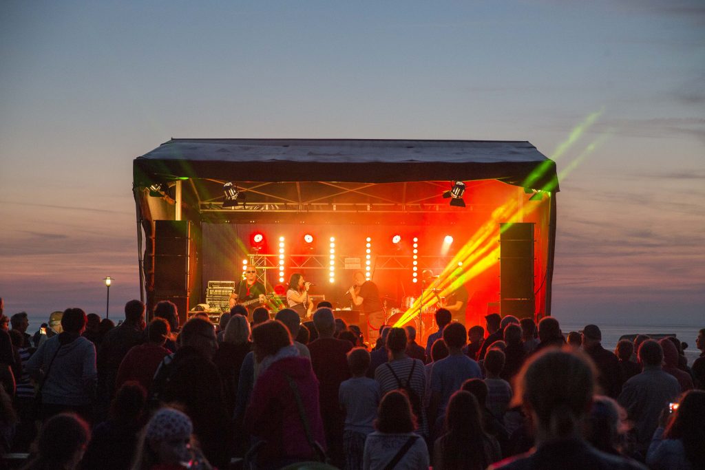 Bei den Strandfeten in Neuharlingersiel genießen Sie die Live Musik und den Blick auf die Nordsee