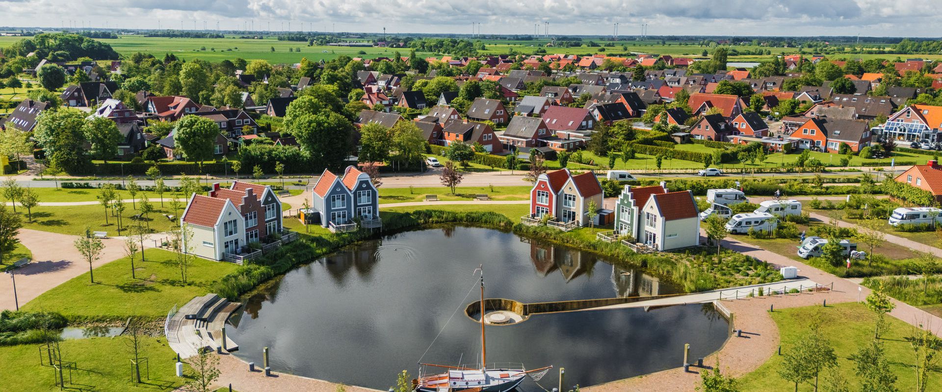 Fischerhäuschen am Kurpark-See in Neuharlingersiel