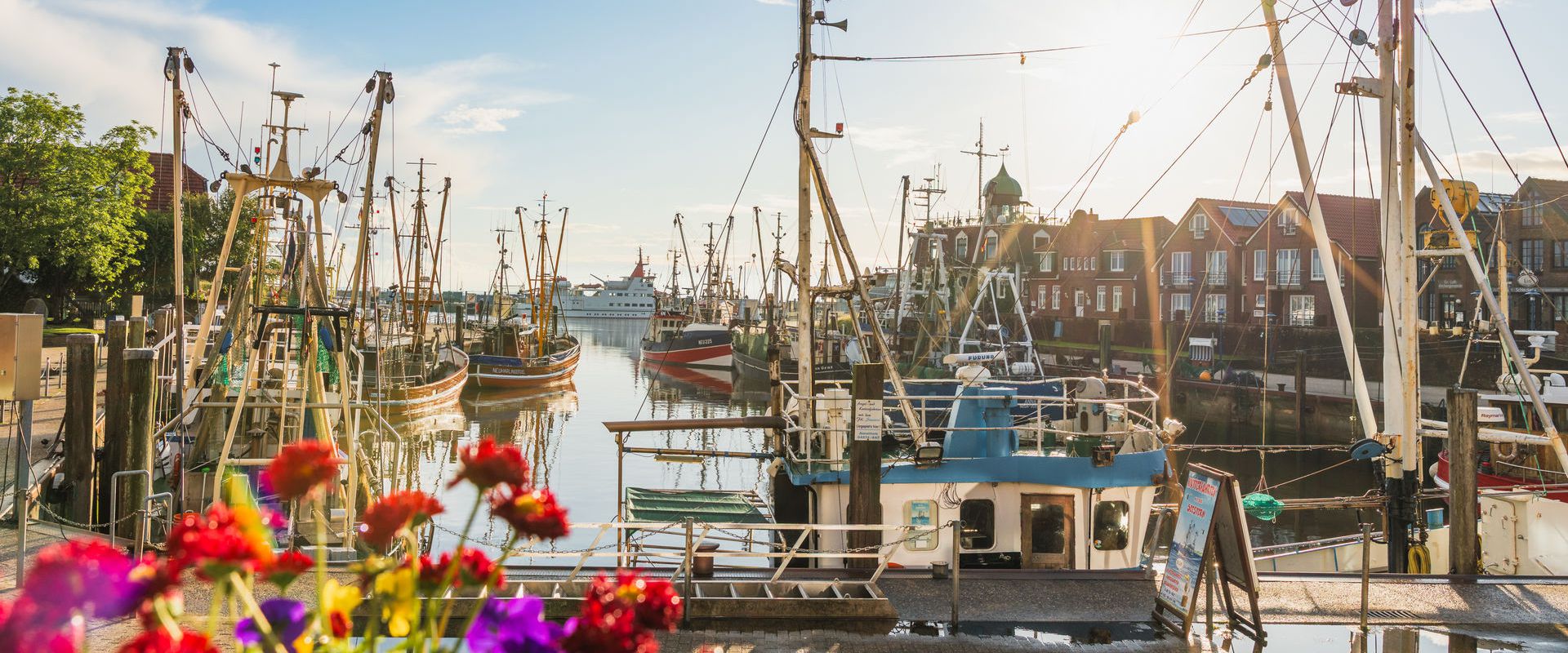 Nordsee-und Thalassoheilbad Neuharlingersiel - Kutterhafen Nordsee-und Thalassoheilbad Neuharlingersiel - Kutterhafen